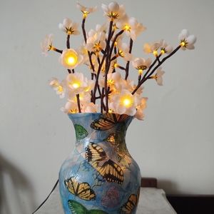 🦋Custom Vase w/ Urban Outfitters Flowers🦋